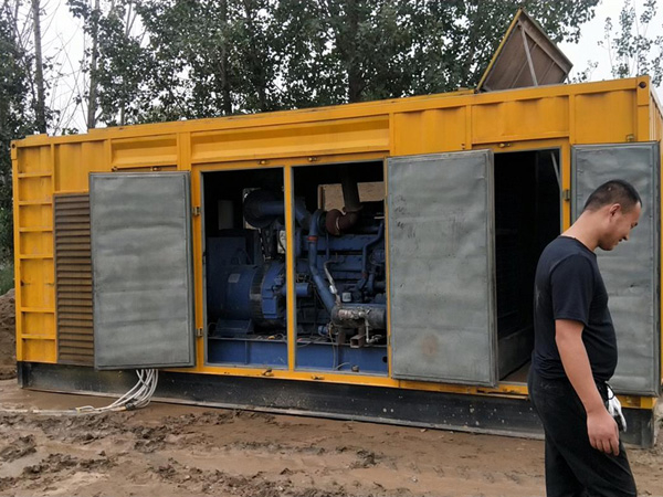 海珠进行柴油发电机组电瓶容量测试时，有哪些注意事项？
